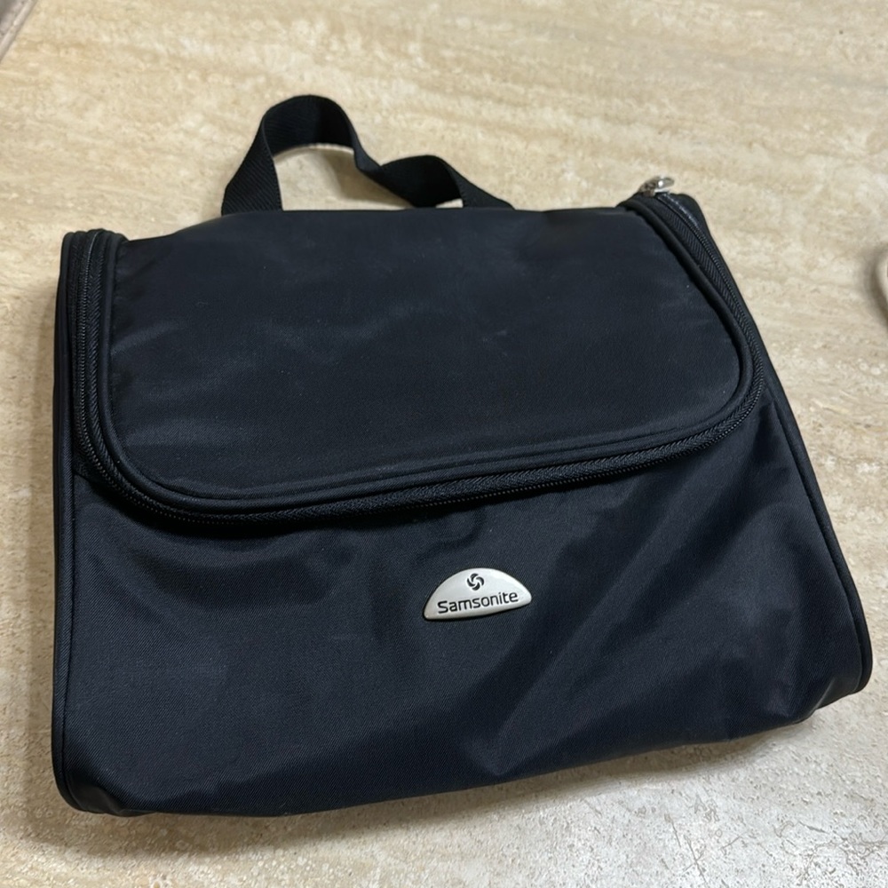 Samsonite make up bag with 3 interior cloth pull string bags (new)